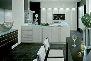  Bếp đặt tại Tây và nhìn về Đông, tức là tọa tại Tuyệt Mệnh nhìn về Phục Vị